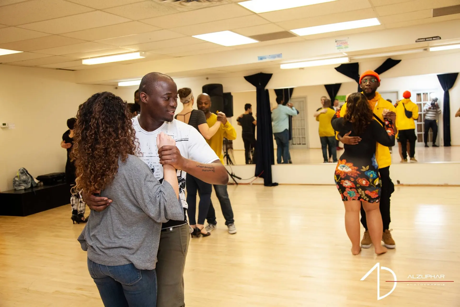 Cours de danse en studio : plusieurs couples travaillent, Baggio au premier plan avec une partenaire.